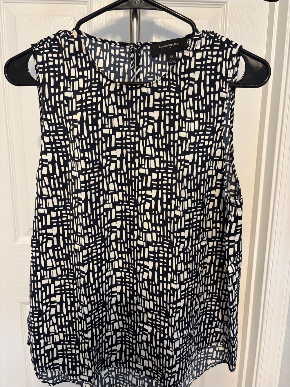 Banana Republic Factory Black & White Geometric Sleeveless Camisole